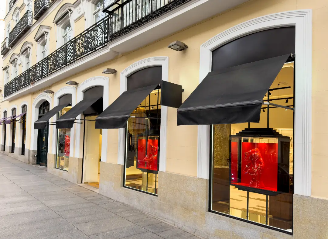 Façade vitrine de magasin en aluminium sur mesure à Sin-le-Noble